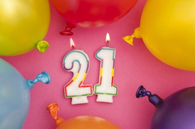 Renkli balloo ile Happy Birthday sayısı 21 kutlama mum