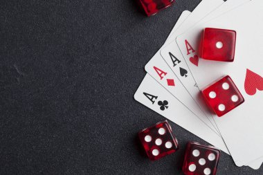As kırmızı zar ile kartları oynarken. Casino bahis ve kumar con