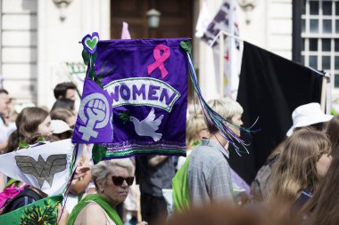 Londra, İngiltere - 10 Haziran 2018: Binlerce kadın ve kız yürüyüşü 