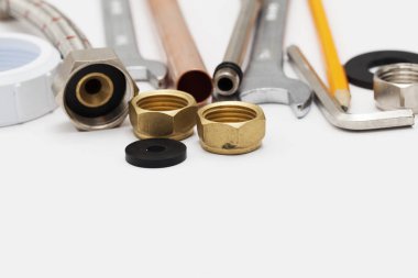 Düz bir arka plan üzerinde sıhhi tesisat temel araçları