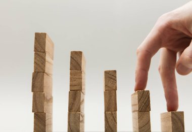 Kişiler el ahşap bloklar bir dizi kadar yürüyüş. İş geliştirmek