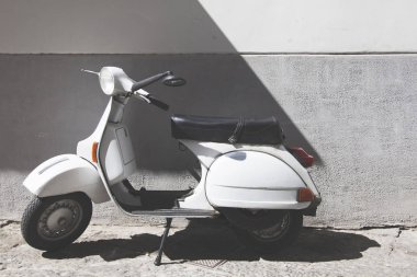 Vintage İtalyan tarzı moped bir sokakta duruyor