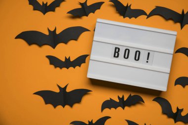 Boo! siyah korkunç yarasalar ile halloween lightbox mesajı