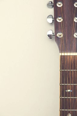 Düz bir arka plan karşı ahşap akustik gitar
