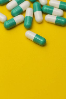 Parlak bir renk üzerinde Reçeteli antibiyotik ilaç ilaç hapları