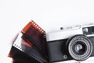 Vintage film kamera ve beyaz bir arka plan üzerinde negatifleri