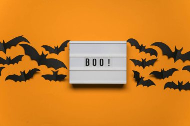 Boo! siyah korkunç yarasalar ile halloween lightbox mesajı