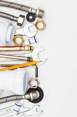 Sıhhi tesisat araçları ve ekipmanları havai görünüm.