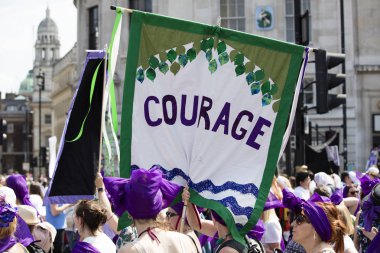 Londra, İngiltere - 10 Haziran 2018: Binlerce kadın ve kız yürüyüşü 