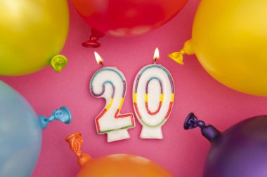 Renkli balloo ile Happy Birthday sayısı 20 kutlama mum