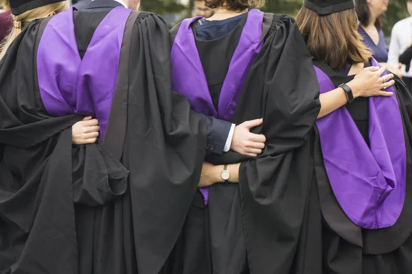 Estudiante graduándose con un título universitario —  Fotos de Stock