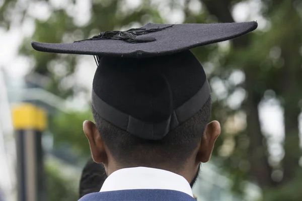 Estudiante graduándose con un título universitario — Foto de Stock