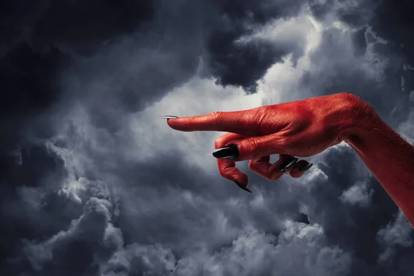 Halloween vörös ördög szörny kezét, fekete körmök ellen — Stock Fotó