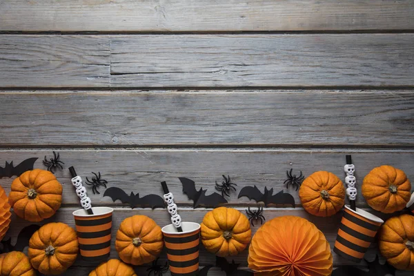 Decorações de festa de Halloween em um fundo de madeira rústico — Fotografia de Stock
