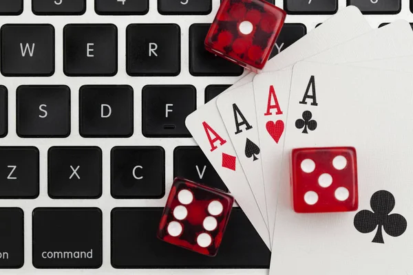 Hraní na internetu. Hraní karet a kostky na počítačové klávesnici — Stock fotografie