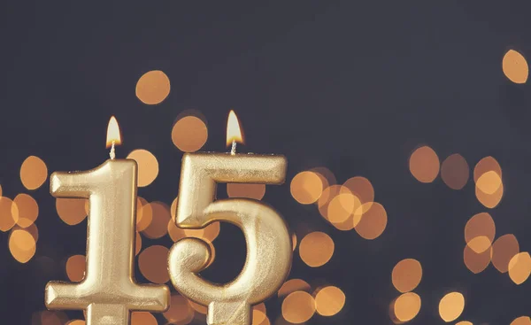 Vela de celebración número 15 dorada contra fondo de luz borrosa —  Fotos de Stock