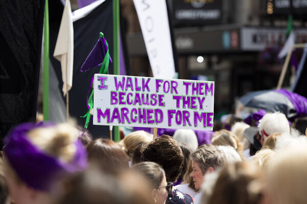 ЛОНДОН, Великобритания - 10 июня 2018 года: Тысячи женщин и девушек маршируют
 