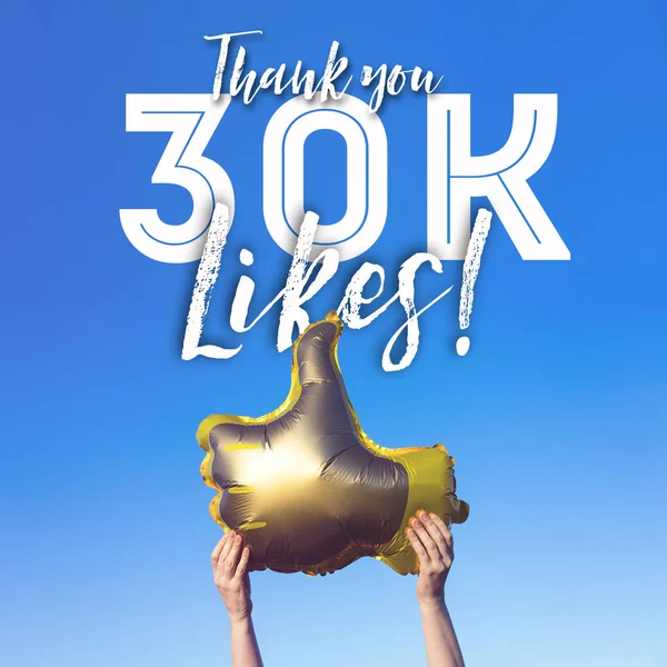 Tack 30000 gillar guld tummen upp som ballonger sociala — Stockfoto