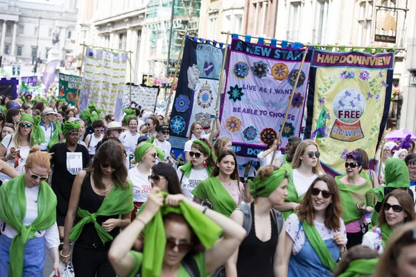 ロンドン、英国 - 2018年6月10日:何千人もの女性と少女が行進 — ストック写真