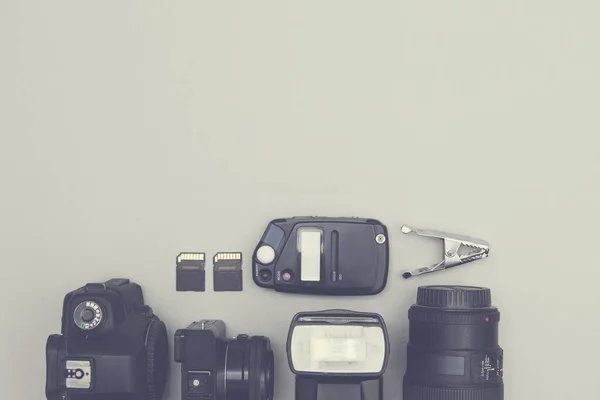 Kamera flaşı ve lens ile fotoğraf ekipmanı havai — Stok fotoğraf