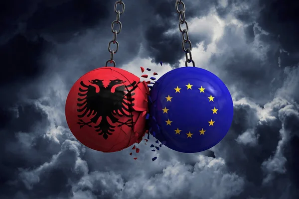 Bandeira da Albânia e União Europeia bolas políticas esmagar em cada — Fotografia de Stock