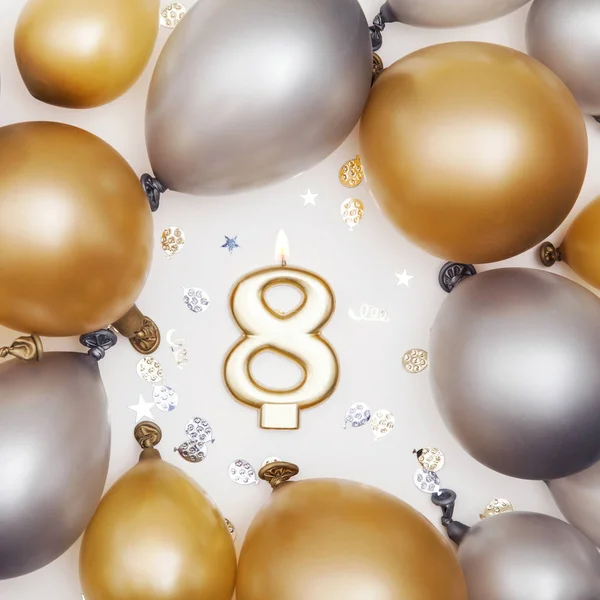 Uroczystość urodzinowa numer 8 świeca ze złotem i srebrnym Balloo — Zdjęcie stockowe