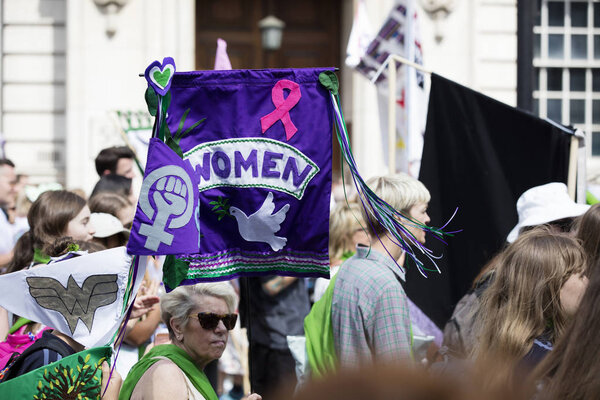 ЛОНДОН, Великобритания - 10 июня 2018 года: Тысячи женщин и девушек маршируют
 