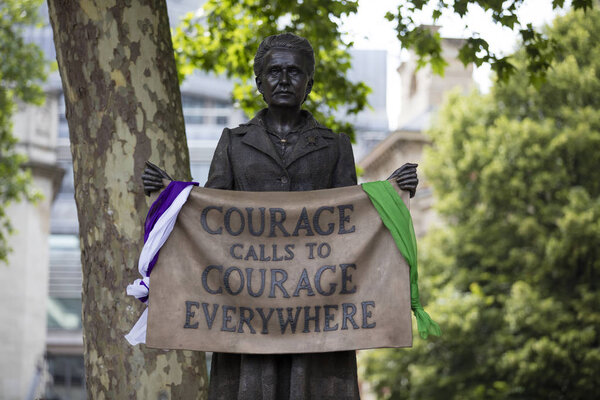 ЛОНДОН, Великобритания - 10 июня 2018 года: Тысячи женщин и девушек маршируют
 