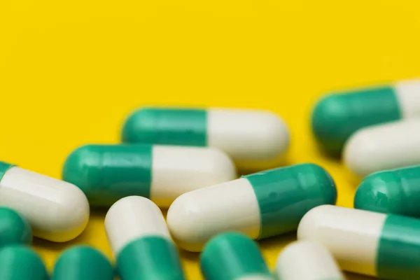 Prescrizione di pillole antibiotiche farmaco su un colore brillante — Foto Stock