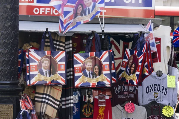 London, Storbritannien-15 maj 2018: kungliga bröllop souvenirer och Merchant — Stockfoto