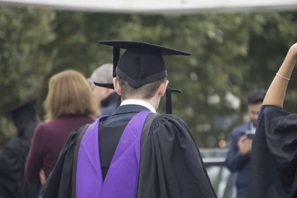 Estudiante graduándose con un título universitario —  Fotos de Stock