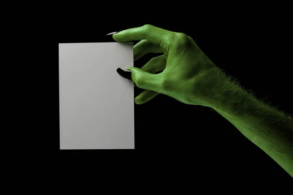 Brujas verdes de Halloween o monstruo zombi mano sosteniendo una s en blanco — Foto de Stock