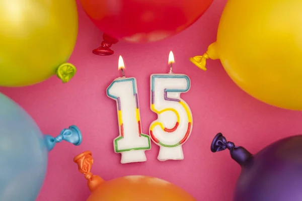 Glückwunsch zum Geburtstag Nummer 15 Festkerze mit buntem Ballon — Stockfoto