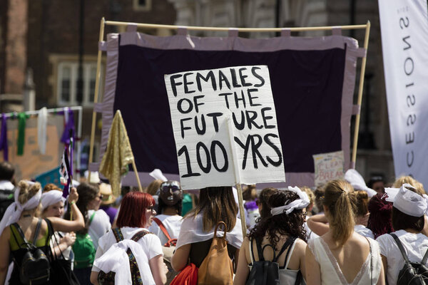ЛОНДОН, Великобритания - 10 июня 2018 года: Тысячи женщин и девушек маршируют
 