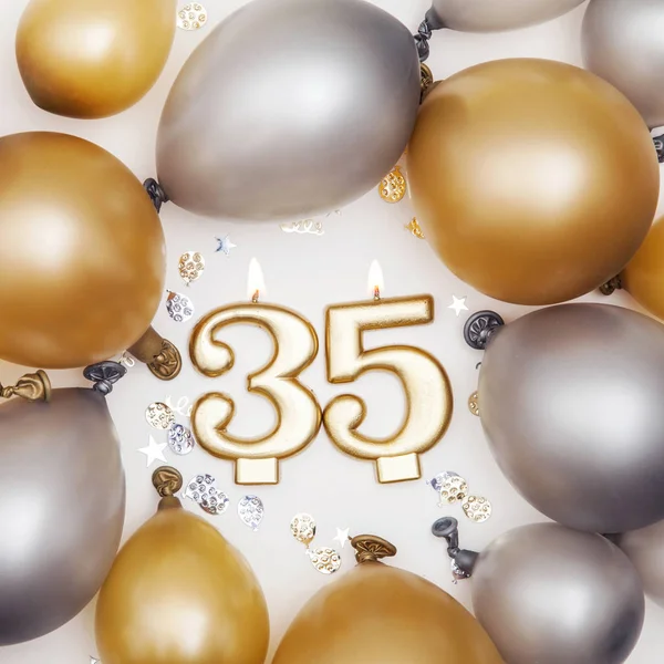 Születésnap ünneplés száma 35 gyertya arany és ezüst légg — Stock Fotó