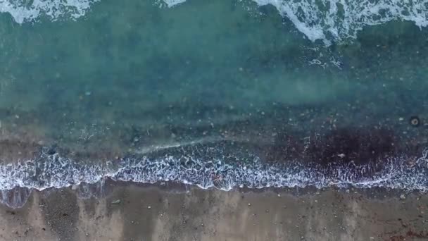 Vista Aérea Mar Playa Espumosas Olas Chocando Contra Una Playa — Vídeos de Stock