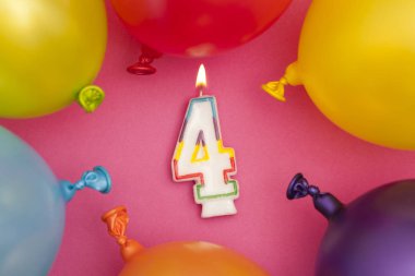 Mutlu Yıllar sayısı 4 kutlama mum renkli balon ile