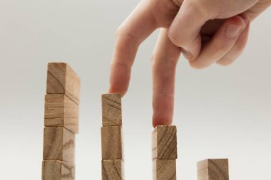 Kişiler el ahşap bloklar bir dizi kadar yürüyüş. İş geliştirmek