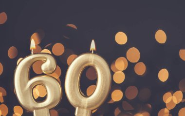 Bulanık ışık backgrou karşı Altın sayısı 60 kutlama mum