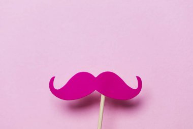 Pembe arka plan üzerinde pembe bıyık. Modern erkeklik kavramı