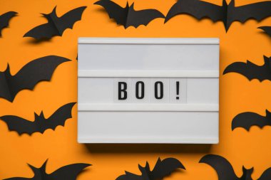 Boo! siyah korkunç yarasalar ile halloween lightbox mesajı