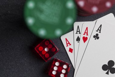 Casino bahis arka plan. Bahis fişli ace oyun kartları 