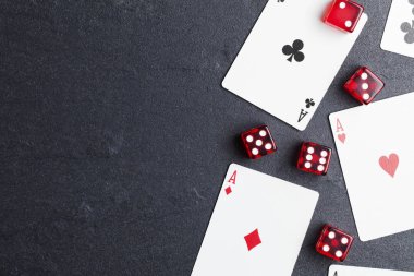 As kırmızı zar ile kartları oynarken. Casino bahis ve kumar con