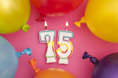 Renkli balloo ile Happy Birthday sayısı 75 kutlama mum