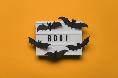 Boo! siyah korkunç yarasalar ile halloween lightbox mesajı