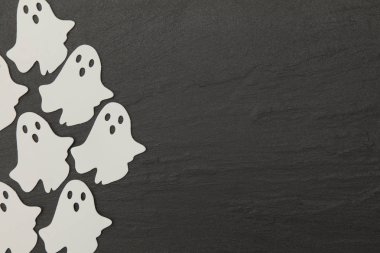 Bir kayrak arka plan üzerinde Halloween hayalet şekilleri