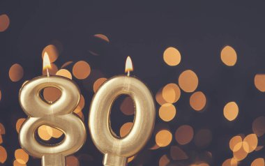 Bulanık ışık backgrou karşı Altın sayısı 80 kutlama mum