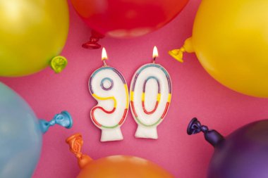 Renkli balloo ile Happy Birthday sayısı 90 kutlama mum