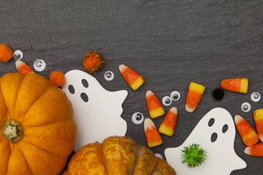 Bir kayrak backg üzerinde hayaletler ve şeker mısır ile Halloween arka plan