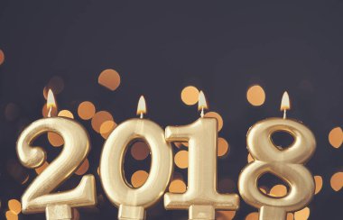 Altın 2018 yeni yıl kutlama mum karşı bulanık ışık geri